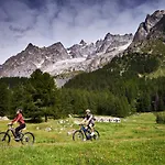 Отель Le Massif & The Leading Of The World