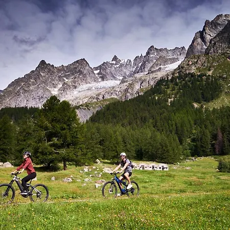 Szálloda Le Massif & The Leading Of The World