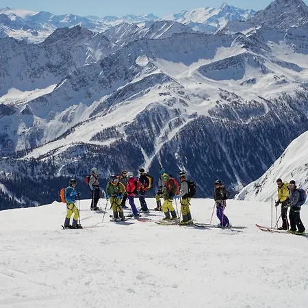 Szálloda Le Massif & The Leading Of The World