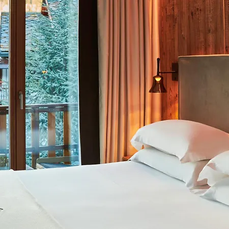 Hotel Le Massif & The Leading Of The World