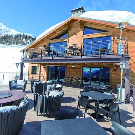 Le Massif & The Leading Of The World Hotel