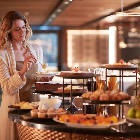 Hotel Le Massif & The Leading Of The World